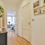 Schmalen dunklen Flur gestalten Kreative Ideen für mehr Licht und Raumgefühl